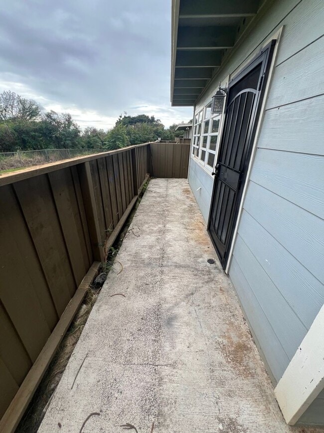 Building Photo - Loft, 2 Bedrooms, Split Townhouse, AC, 2 Parking