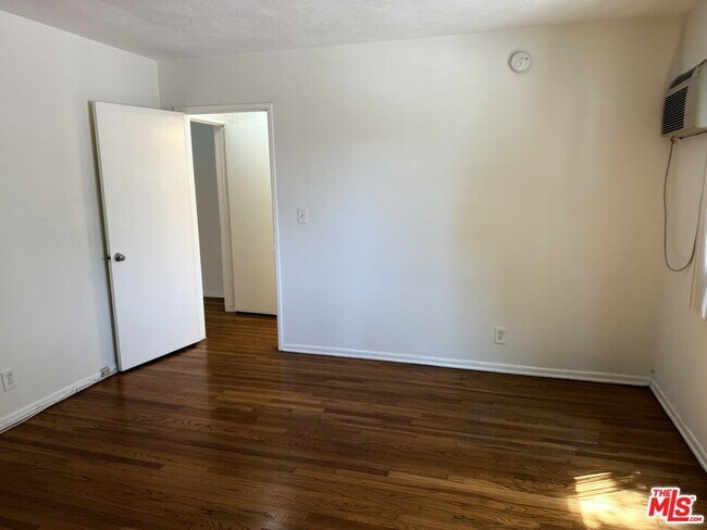 Building Photo - 1138 S La Cienega Blvd