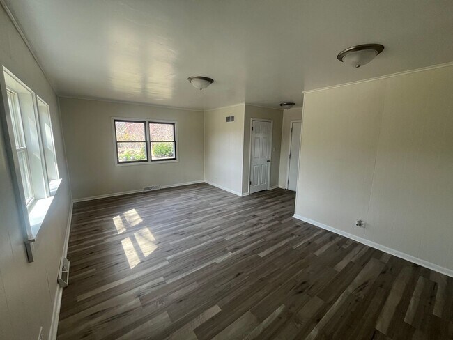 Building Photo - Fully Remodeled 2 Bedroom 1.5 Bathroom House in Moline