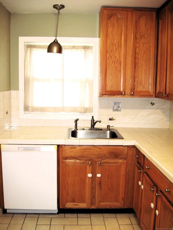 Building Photo - 11 Camelot Dr