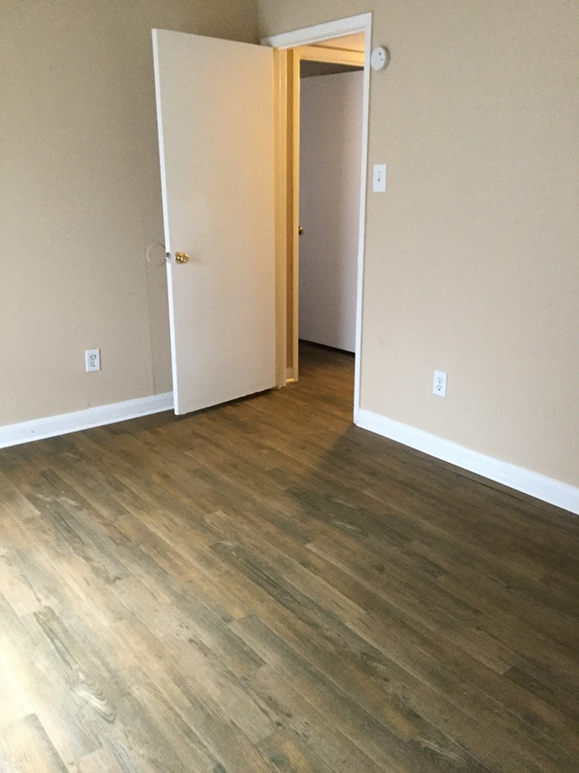 Building Photo - 2 Bed/2 Bath Condo - Spacious, Bright, Clo...