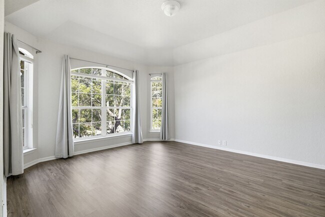 Building Photo - BEAUTIFUL 5 BEDROOM AND 3 BATH!!