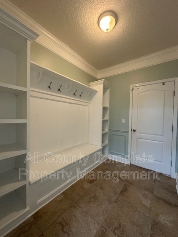 Building Photo - 738 W Kings College Dr