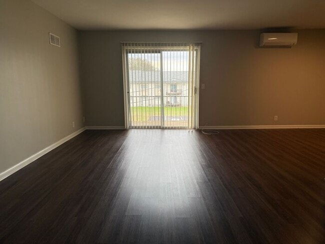 Building Photo - 2 Bedroom Unit was recently renovated. Liv...