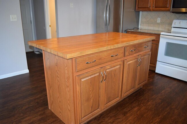 Building Photo - Charming Hickory Valley Gem Near Fort Leonard Wood