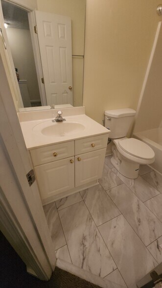 second full bath between 2 bedrooms - 2950 Baby Ruth Ln