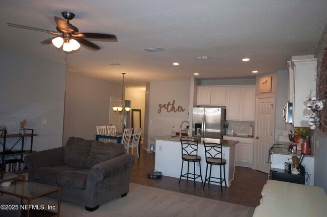 Building Photo - 11745 Lake Bend Cir