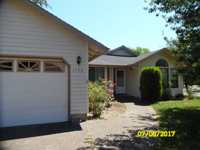 Primary Photo - 1742 SE Queenborough St