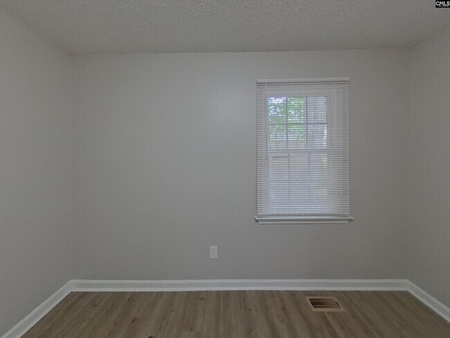 Building Photo - 204 Kemsing Rd