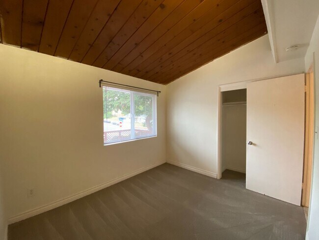Building Photo - Large Bedrooms! 6 Parking Spaces (Lease ou...