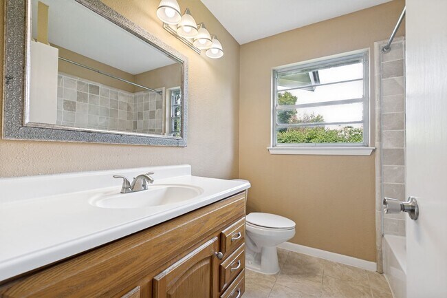 Building Photo - BEAUTIFUL 4-BEDROOM IN SUNSHINE ESTATES
