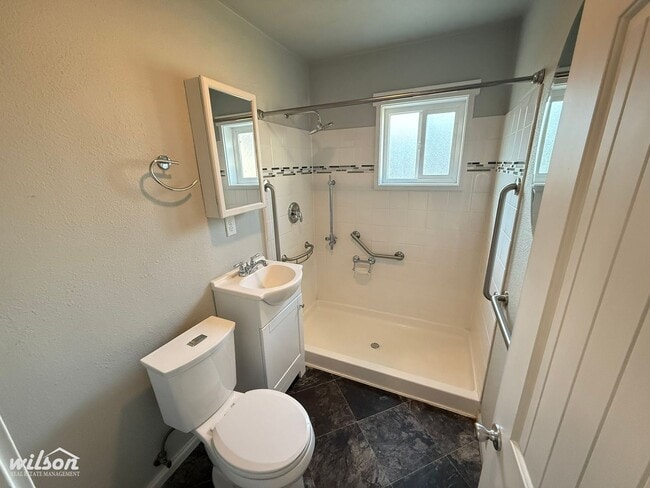 Building Photo - Charming 2-Bedroom Home – Cozy Living in a...