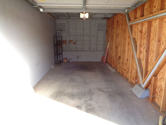 Building Photo - 2 bedroom Condo in Santa Paula Manor!