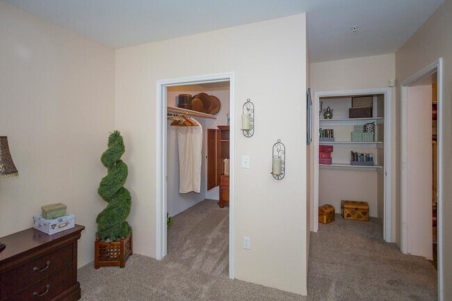 Building Photo - Spacious & Stylish 2 Bed — 1 Month Free!