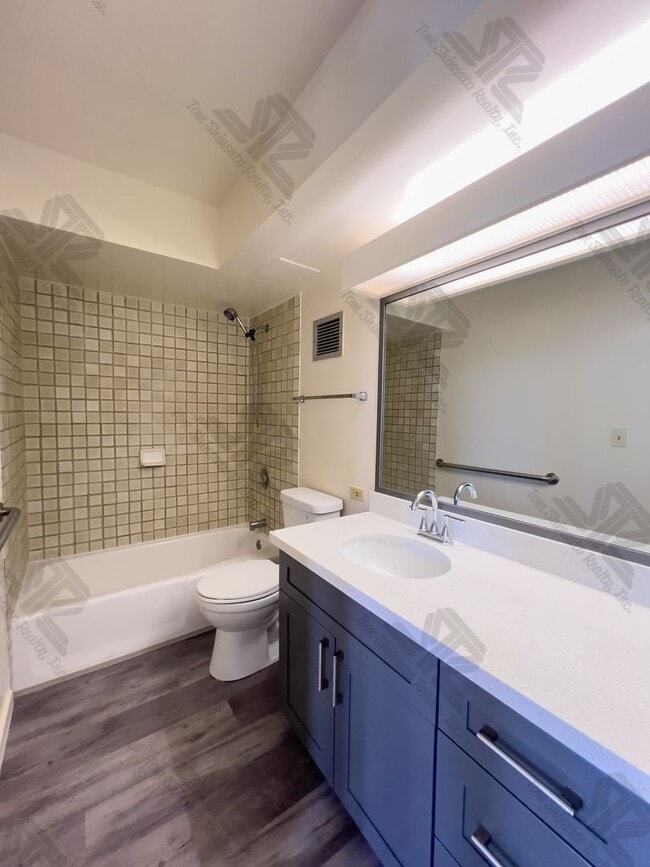 Building Photo - 2 bedroom, 2 bathroom 2 parking at Lakecrest