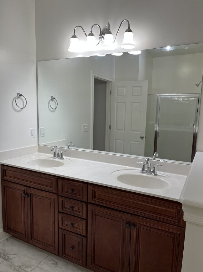 Building Photo - "Charming 4-Bed Gem with Guest Suite & Mod...