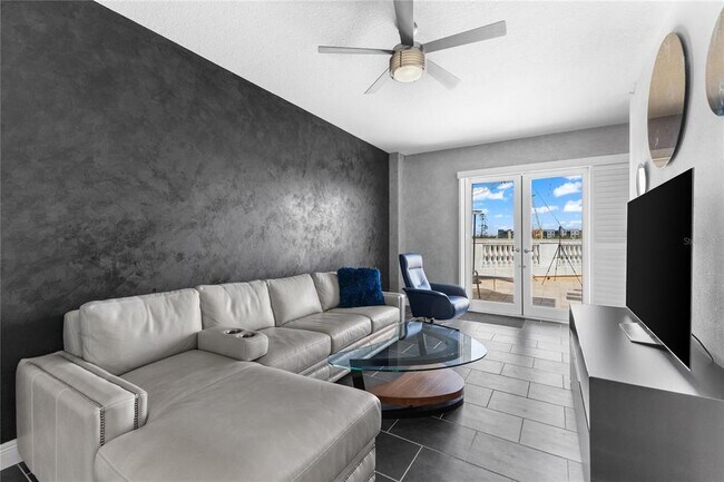 Building Photo - 800 N Tamiami Trl