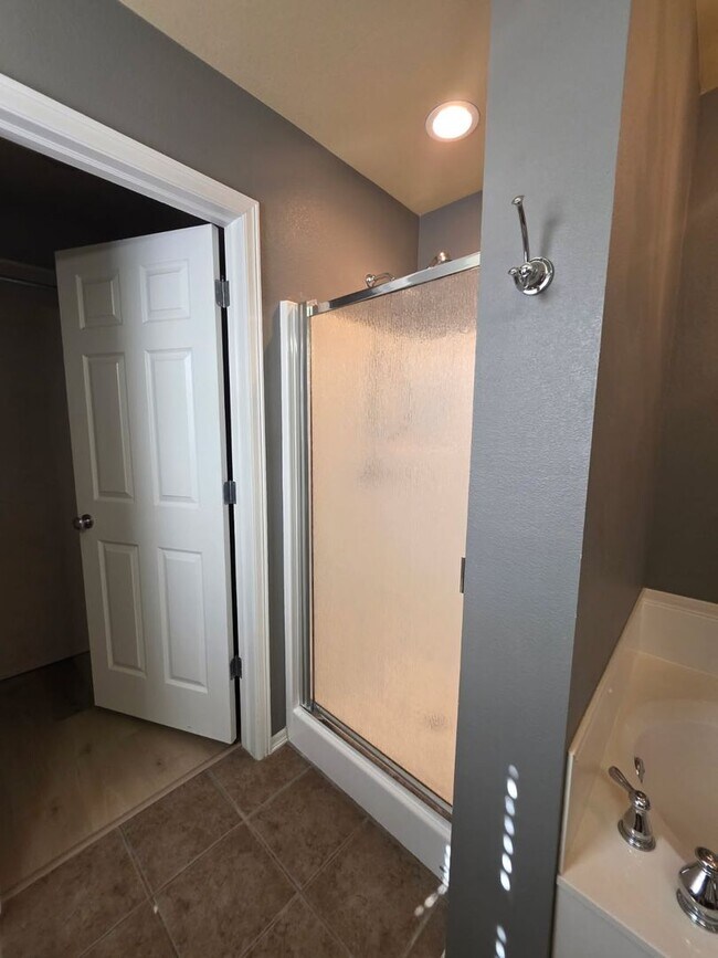 Building Photo - Beautiful home offers open floor plan with...