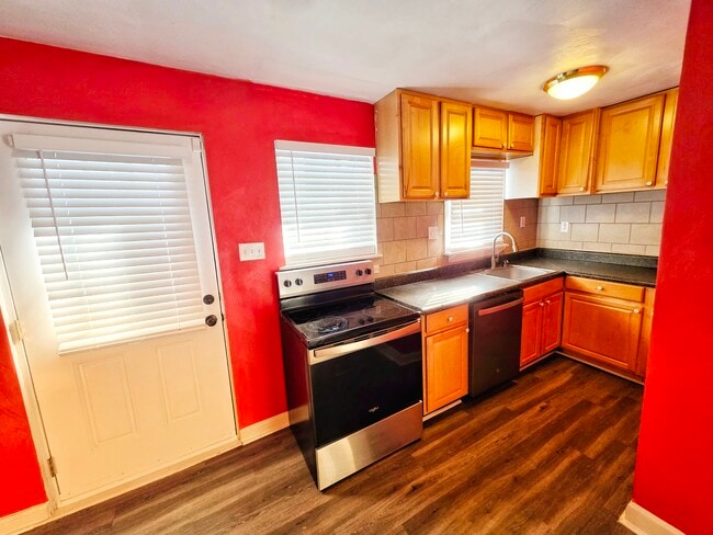 Building Photo - 400 Jamestown Ave