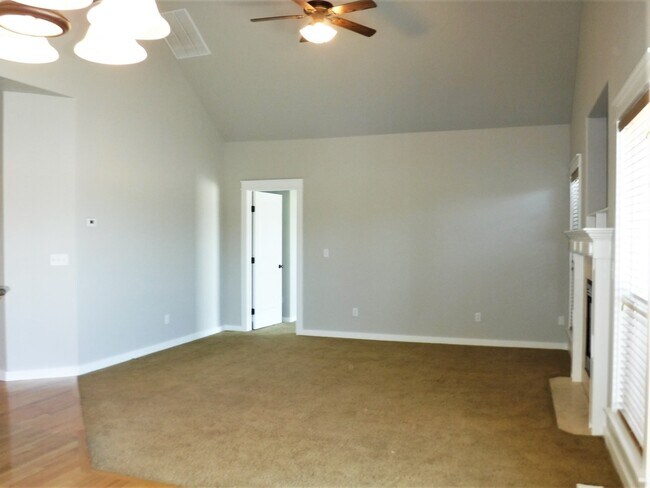 Building Photo - Beautiful 3 bed 2.5 bath home in the Cobblefield Crossing Subdivision in Meridian.