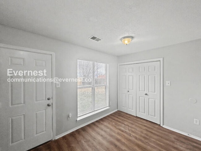 Building Photo - 3400 Laurelwood Dr