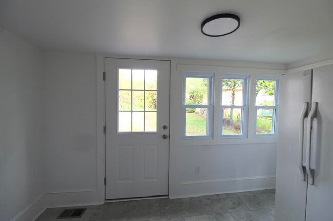 Building Photo - 805 S High St