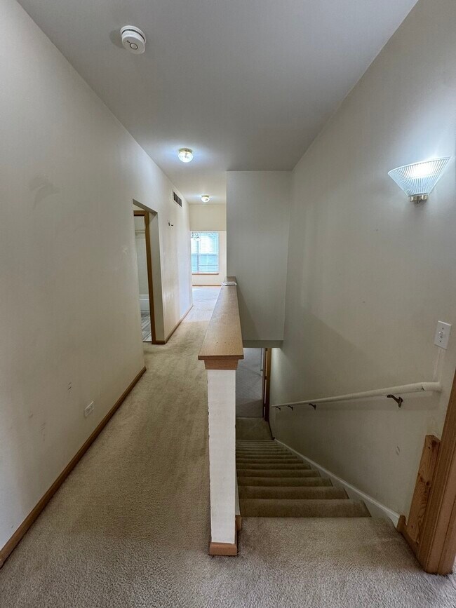 Building Photo - 1991 Westridge Pl