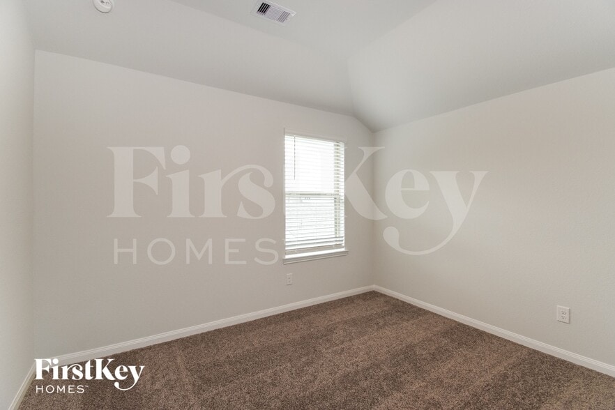 Building Photo - 321 Lk Wy Cir