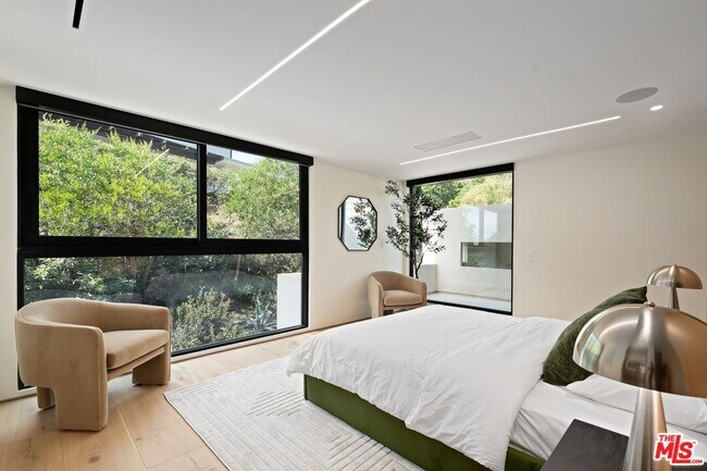 Building Photo - 2501 Banyan Dr