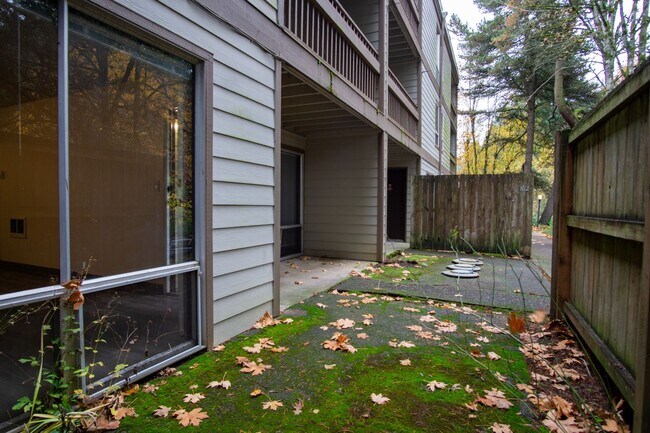 Building Photo - Nicely Renovated One Bedroom Near OHSU Available Now!