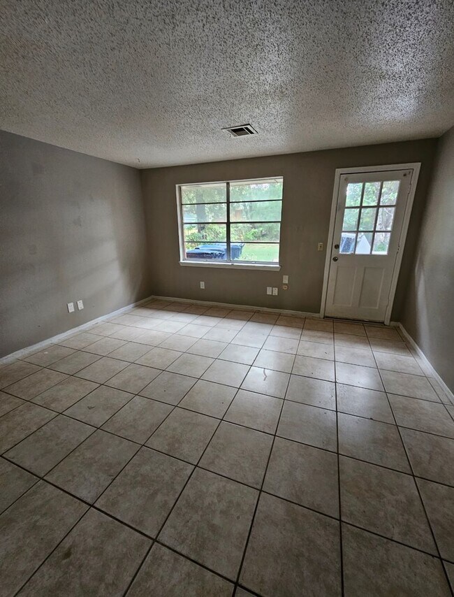 Building Photo - 4 Bedroom House Available