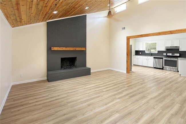 Building Photo - 4209 Woodcrest Dr