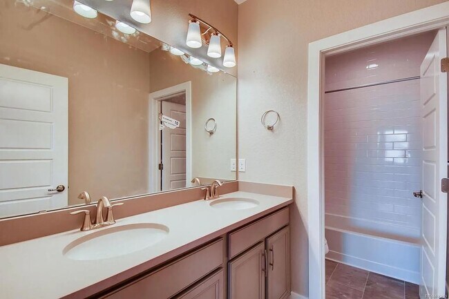 Building Photo - High End 4 Bed 5 Bath House in the Anthem ...
