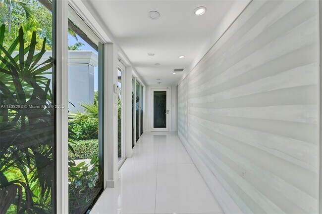 Building Photo - 5055 N Bay Rd