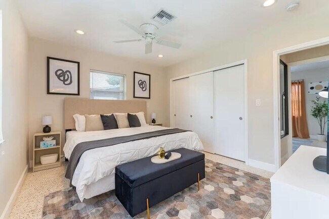 Building Photo - 176 SE 27th Pl