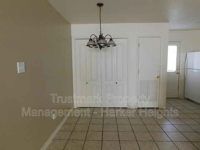 Building Photo - 707 S Amy Ln