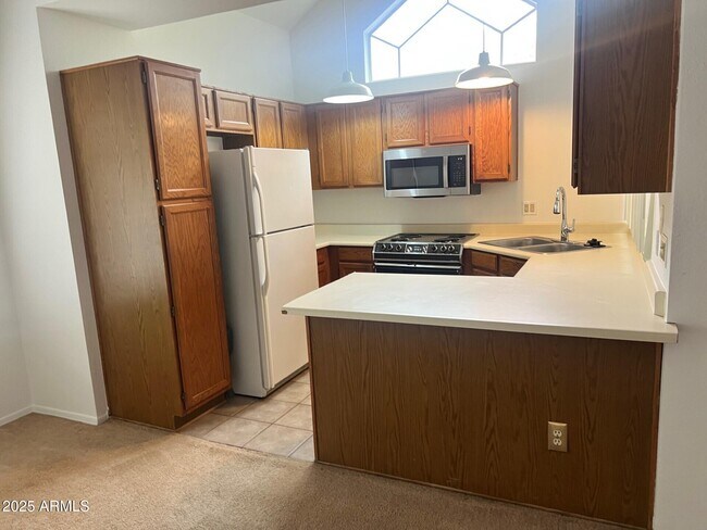 Building Photo - 1633 E Lakeside Dr