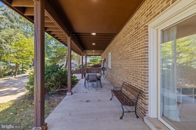 Building Photo - 5510 Beach Dr