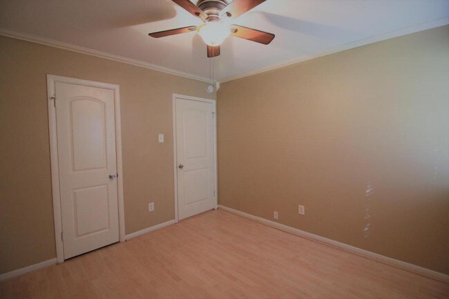 Building Photo - 5830 Effingham Dr