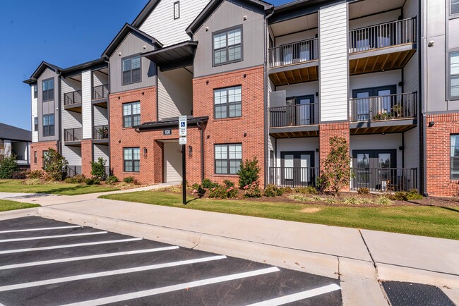 Building Photo - Evolve Huntersville
