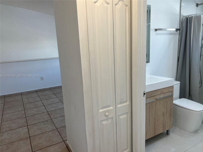 Building Photo - 2425 W 76th St