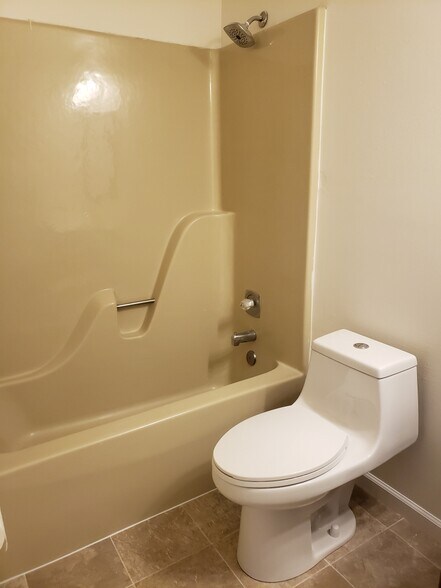 1st Upstairs Bath - 27 Park Charles Boulevard South