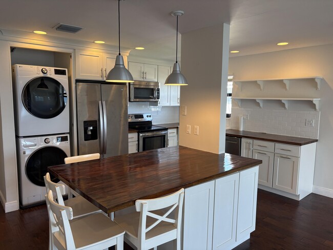 Building Photo - 360 Wilma Cir