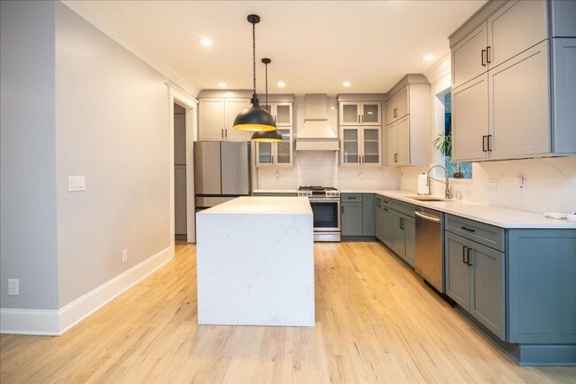 Building Photo - Beautifully Renovated 4/3.5 in Highly Soug...