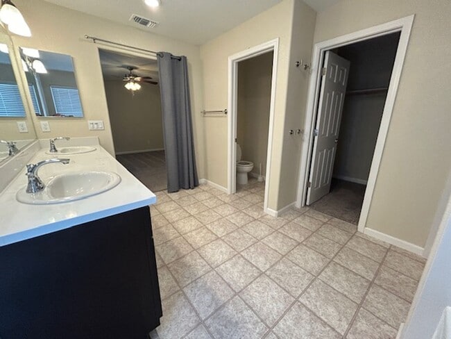 Building Photo - 4 bedroom 3 bathroom in Hanford!