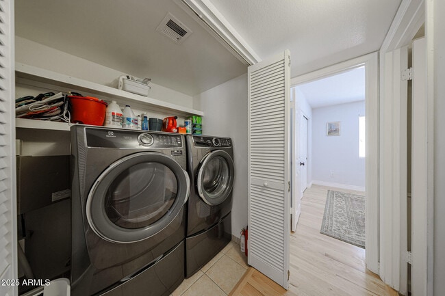 Building Photo - 601 E Forest Hills Dr