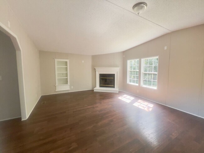 Building Photo - Four bedroom, 2 bath Modular home in Siler...