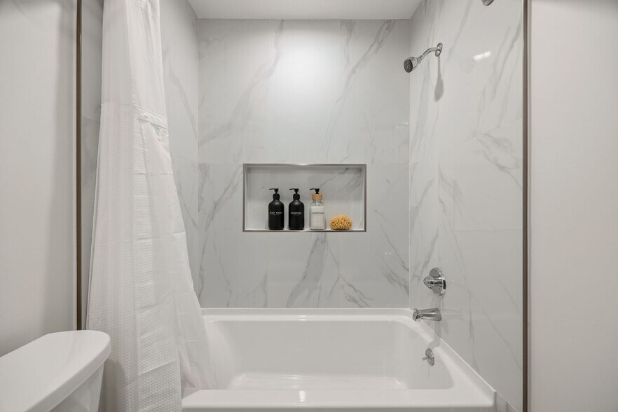 Building Photo - 5409 Radford Ave