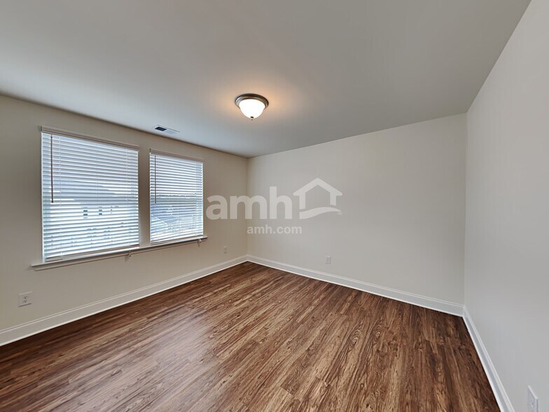 Building Photo - 565 Slew Dr