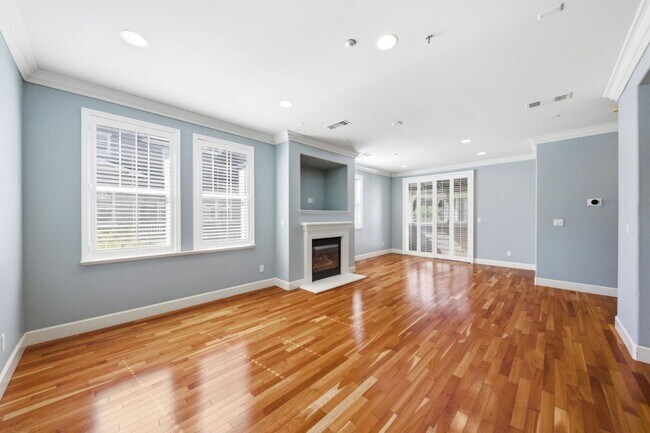 Building Photo - 200 Live Oak Way